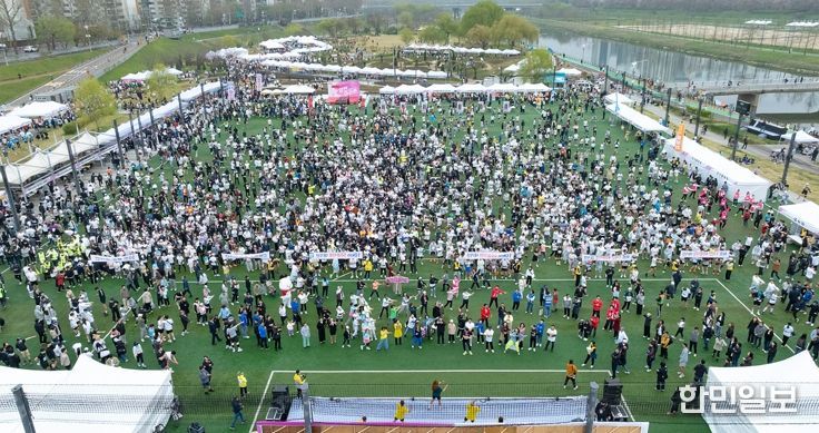 ‘제15회 양천마라톤 대회 #벚꽃런’ 참여를 위해 해마루축구장에 모인 참가자들
