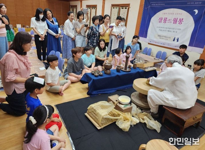 광산구가 운영한 월봉서원 ‘살동 드 월봉’ 프로그램에서 이학수 전라남도 무형유산 옹기장이 옹기 만들기 시연을 하고 있다.