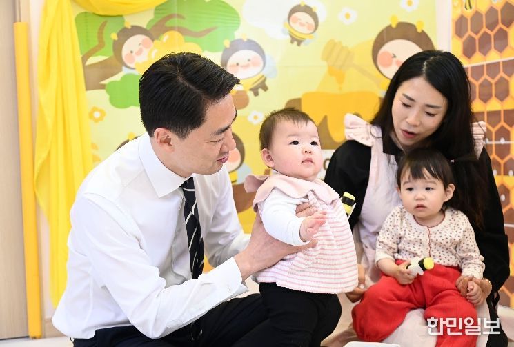 2026년 4월 13일_달성군 대구 최초 0세·장애아 '1대 2 밀착 돌봄' (4월 13일 최재훈 달성군수가 옥포읍 강림어린이집을 찾아 '0세반 및 장애아반 교사 대 아동 비율 개선 사업' 현황을 살피고 아이들과 소통하고 있다.).