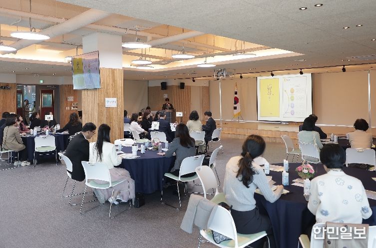 울산 지역 학교관리자와 학부모회장들이 13일 교육연구정보원 박상진 홀에서 '공감 기반 소통 연수'를 듣고있다