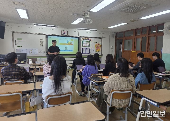 농서초 교원들이 13일 울산교육연구정보원이 주관한 '학교로 찾아가는 교원 에듀테크 연수'를 듣고있다.