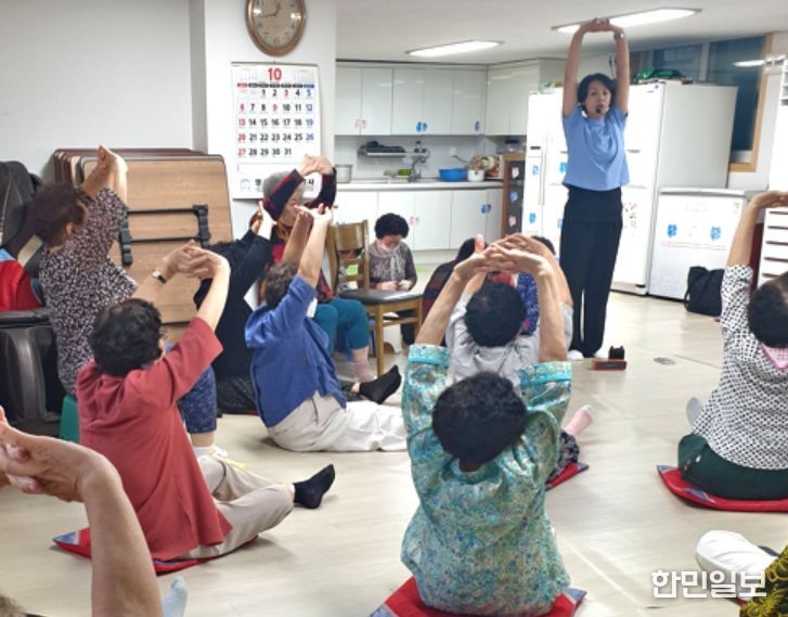 소그룹 노쇠예방 프로그램 ‘실버체조’ 진행 모습