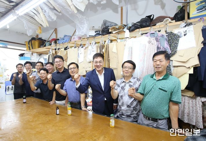 2024년 9월 관내 봉제사업장을 방문한 정문헌 종로구청장의 모습