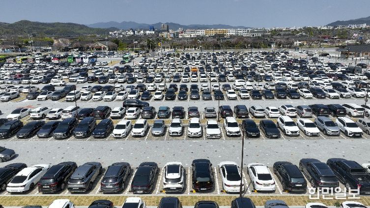 지난 12일 경주 황리단길 공영주차장이 관광객 차량으로 대부분 만차를 이루고 있다.