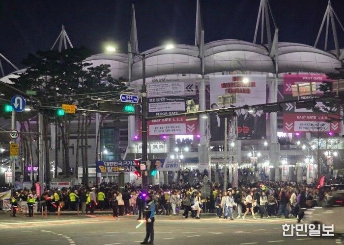 ‘BTS 월드투어 아리랑 인 고양‘ 종료 후 관객들이 순차적으로 퇴장하고 있다.