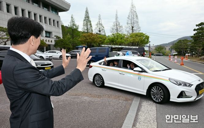 안병구 밀양시장이 효도관광에 나서는 어르신들을 배웅하고 있다.