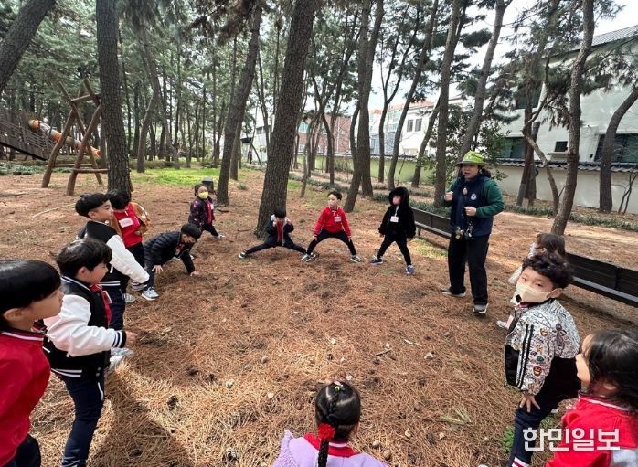 ‘찾아가는 유아숲교육’에 참여중인 아이들의 모습.