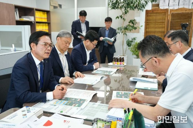 김석필 천안시장 권한대행 부시장이 14일 정부세종청사를 방문해 중앙부처 관계자에게 주요 현안 사업의 당위성을 설명하며 국비 지원을 건의하고 있다.