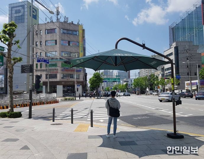 무더위 그늘막이 설치되어 있는 모습