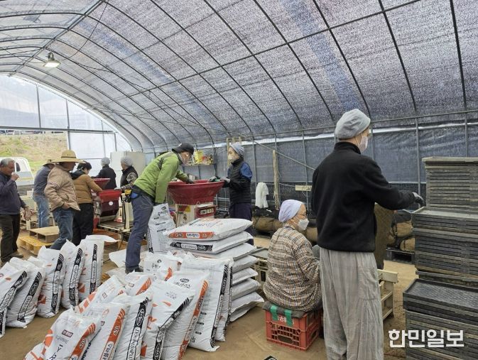 용인특례시 벼 파종 전 충분한 발아와 종자 소독을 당부했다. 사진은 벼 파종 준비 모습