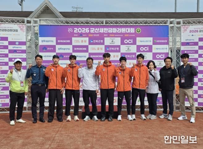 군산시청직장운동경기부가출전한새만금마라톤대회(좌측부터서채원 육상팀 감독 군산경찰서장 이용일 선수 김한별선수 김영민 군산시부시장 김호연선수 김종현선수 최중민선수 김문숙 문화관광국장 고철영 체육진흥과장 김광섭 육상팀 코치)