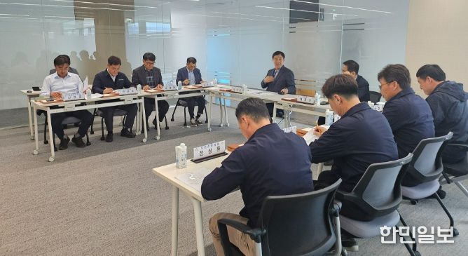 서산시시설관리공단 임직원들이 부패 요인의 선제적 관리를 위한 ISO 37001 도입 방안을 경청하고 있다