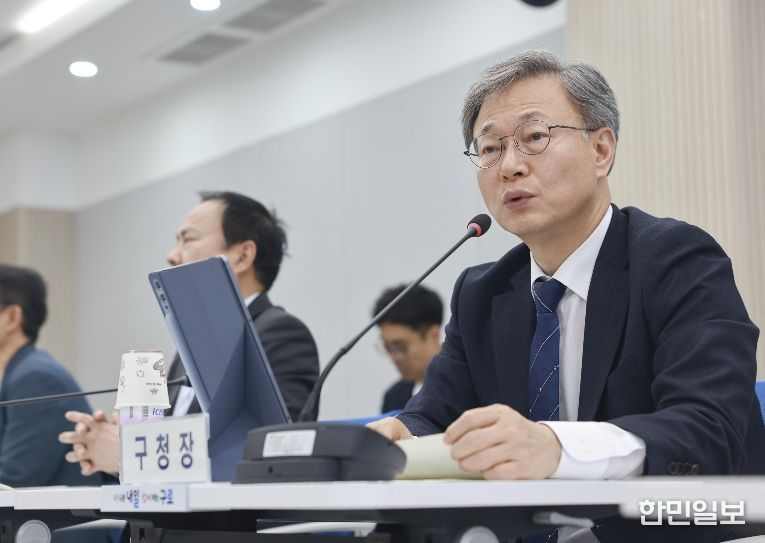 장인홍 구로구청장(오른쪽)이 15일 창의홀에서 열린 ‘2026년 1분기 공약사업 검토보고회’에서 발언하고 있다.