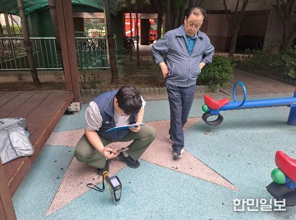 도봉구 직원이 지역 내 한 어린이놀이터를 대상으로 환경안전 점검을 하고 있다.