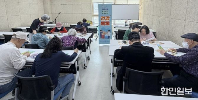 수원시 영통구 광교2동 '건강톡톡!', 당뇨병 교육·컬러매칭 게임으로 고독사 예방 앞장