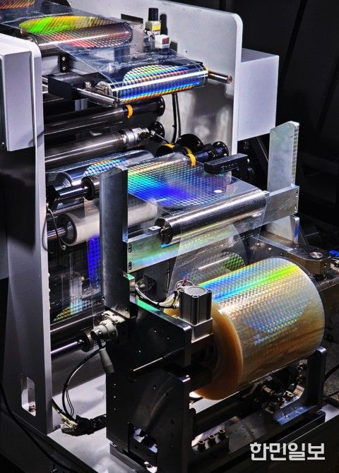 연구팀에서 활용한 성균관대 선도연구센터 롤투롤 나노임프린팅 설비