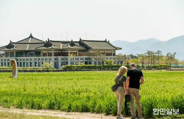 경주 황룡사지 일대에서 외국인 관광객 커플이 유적지를 둘러보고 있다.