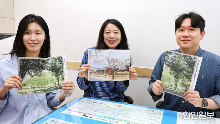 경주시청 공무원들이 시정소식지 ‘아름다운 경주이야기’ 영문판을 선보이고 있다