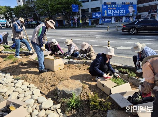 시민정원사의 손으로 새롭게 단장한 금암분수광장