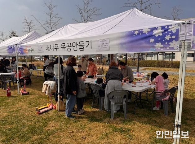 평택시, 함박산중앙공원 배꽃 나들이에서 목재 체험 부스 운영