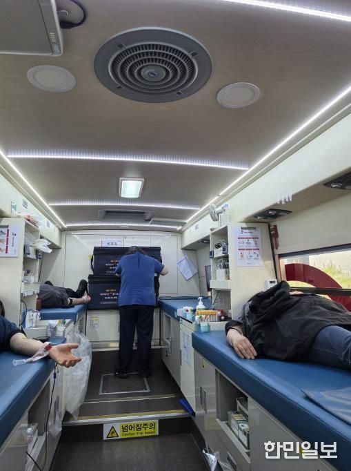 충남교육청 교직원이 헌혈에 참여하고 있는사진