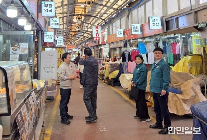 16일 오전 ‘시설물 집중 안전 점검’을 위해 관련 공무원 및 민간전문가와 함께 영천시장을 찾은 이성헌 서대문구청장