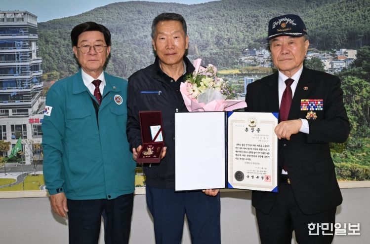 (왼쪽부터)정종복 기장군수와 6.25전쟁 참전유공자 故김상오님 유족 김준현님, 백종표 무공수훈자회기장군지회장이 기념촬영을 하고 있다.