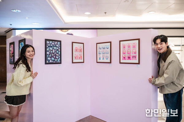 하버시티의 《Winter of Love Gallery》에서는 Sundae Kids의 일러스트를 전시합니다. 일상의 사랑과 연결의 순간을 그들만의 따뜻하고 감성적인 스타일로 담아낸 작품들을 감상해보세요.