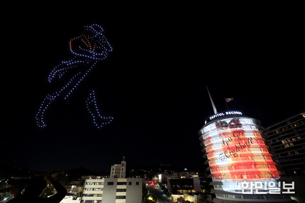 Johnnie Walker lights up the skyline of Los Angeles with large scale animations to celebrate music’s biggest weekend.