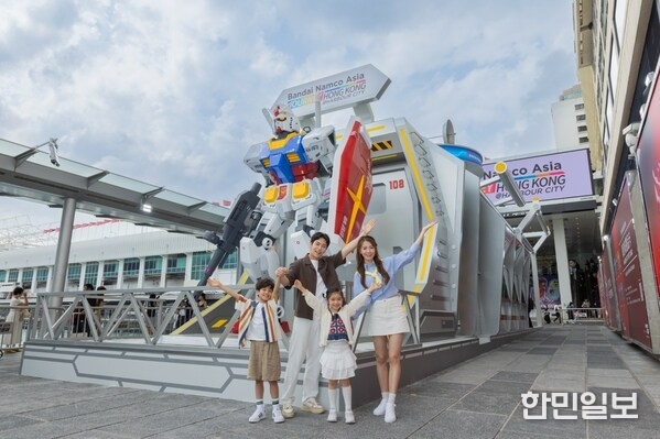 5미터 높이의 RX-78-2 건담이 처음으로 출격 포즈를 취하며 빅토리아 하버 연안의 오션 터미널 앞마당에 등장